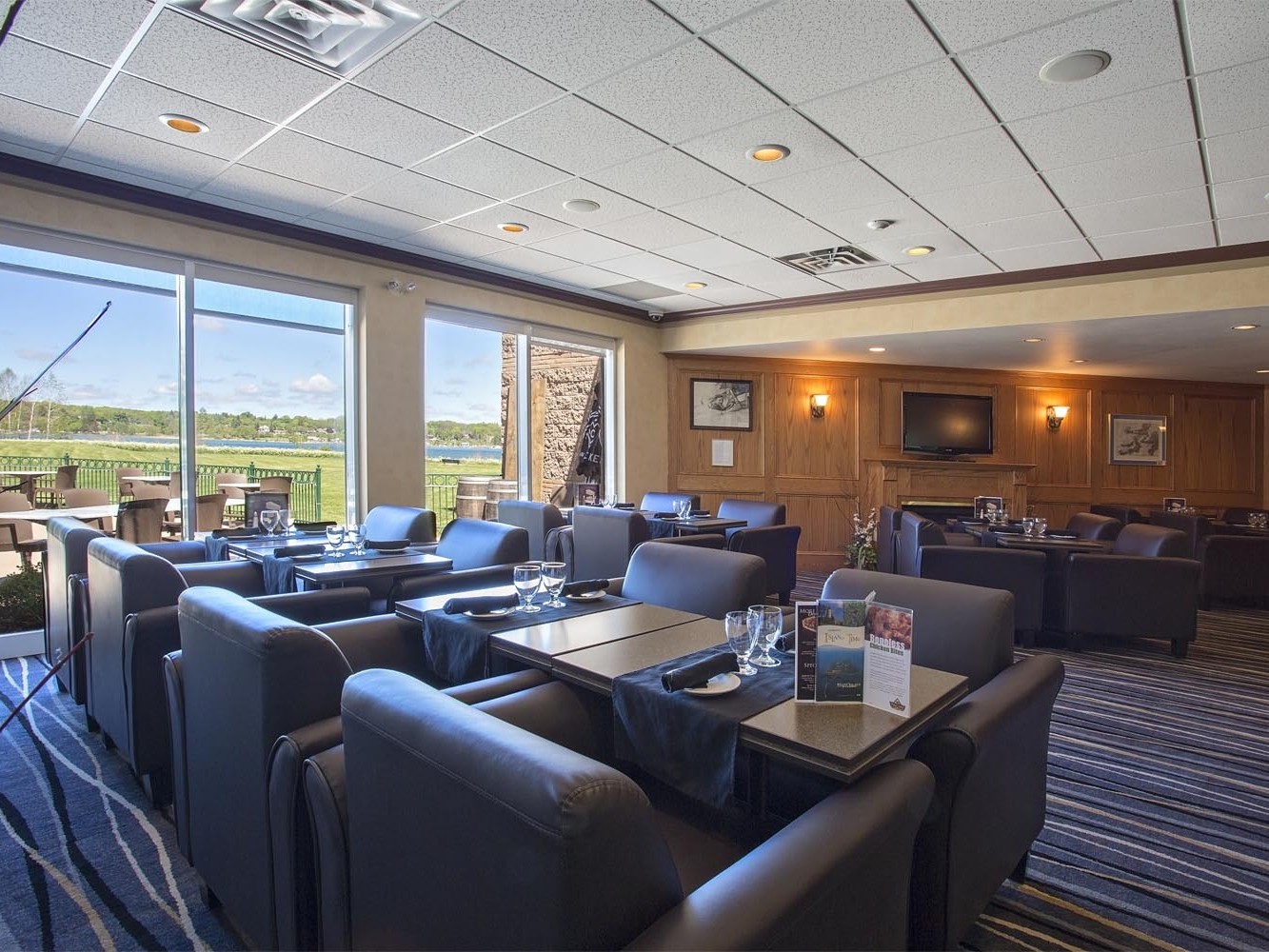 Bishop's Landing in Best Western Inn on the Bay