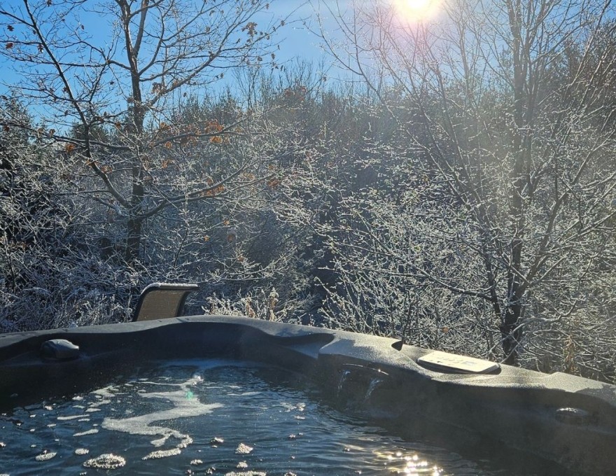 The Hilltop Chalet Private Hot Tub