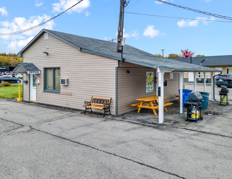 BBQ Area / Picnic Table