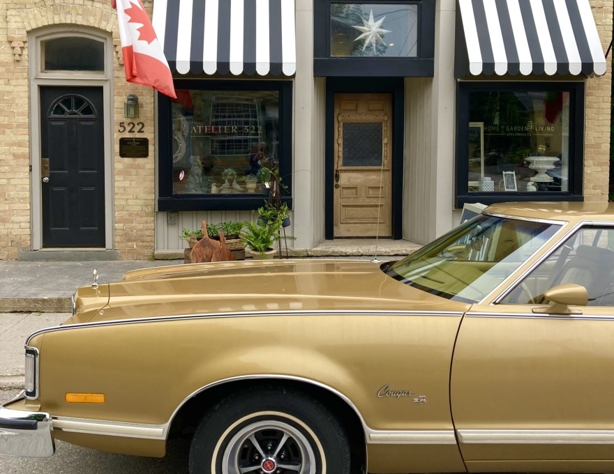 Atelier 522 Exterior with Classic Car