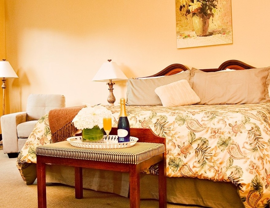 Cherry King guestroom