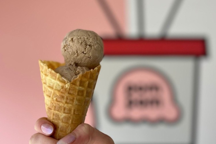 Pom Pom Treat Hut