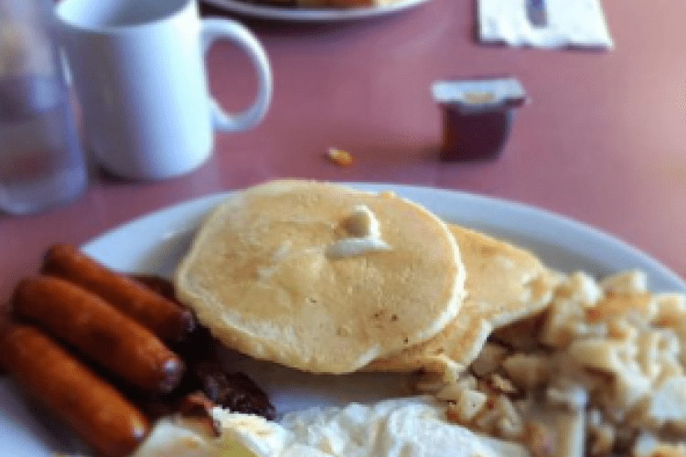 a plate of breakfast food