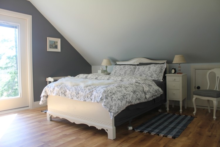 The master bedroom with queen bed in the Settler's Loft.