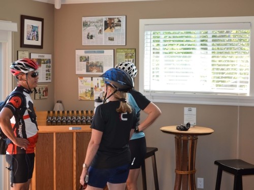 Cycling people visiting a restaurant