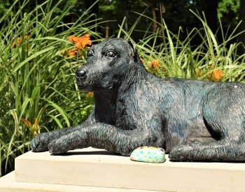 A statue of a dog
